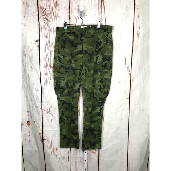 The North Face Heritage high waist tapered leg camo print crop cargo jeans - Picture 1 of 8
